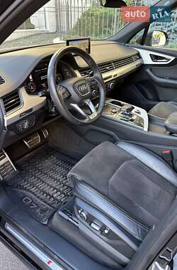 Позашляховик / Кросовер Audi Q7 2018 в 