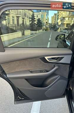 Позашляховик / Кросовер Audi Q7 2018 в 