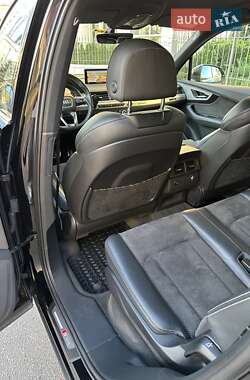 Позашляховик / Кросовер Audi Q7 2018 в 