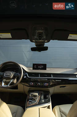 Внедорожник / Кроссовер Audi Q7 2016 в 