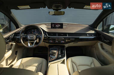 Внедорожник / Кроссовер Audi Q7 2016 в 