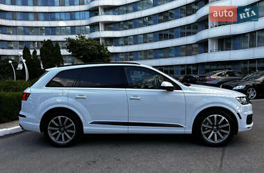 Внедорожник / Кроссовер Audi Q7 2016 в 