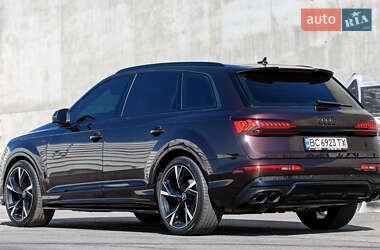 Позашляховик / Кросовер Audi Q7 2021 в 