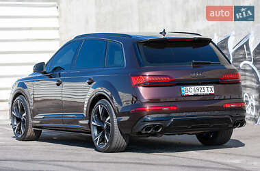 Позашляховик / Кросовер Audi Q7 2021 в 
