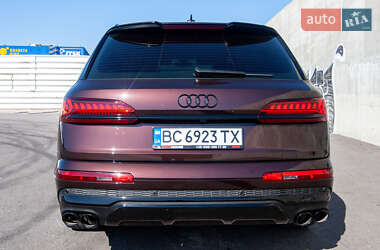 Позашляховик / Кросовер Audi Q7 2021 в 