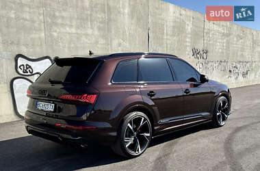 Позашляховик / Кросовер Audi Q7 2021 в 
