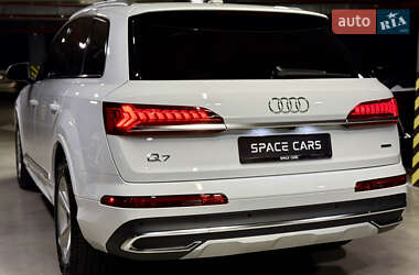 Позашляховик / Кросовер Audi Q7 2019 в 