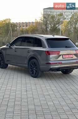 Внедорожник / Кроссовер Audi Q7 2017 в 