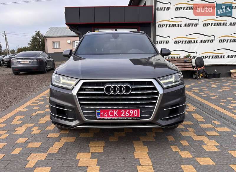 Позашляховик / Кросовер Audi Q7 2018 в 