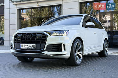 Позашляховик / Кросовер Audi Q7 2020 в 