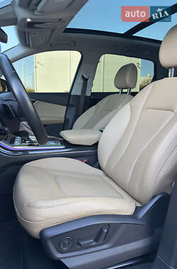 Позашляховик / Кросовер Audi Q7 2020 в 