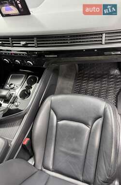 Позашляховик / Кросовер Audi Q7 2018 в 