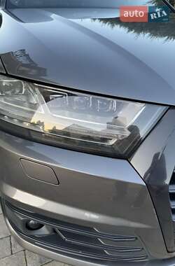 Позашляховик / Кросовер Audi Q7 2018 в 