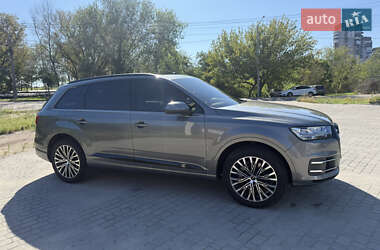 Позашляховик / Кросовер Audi Q7 2015 в 