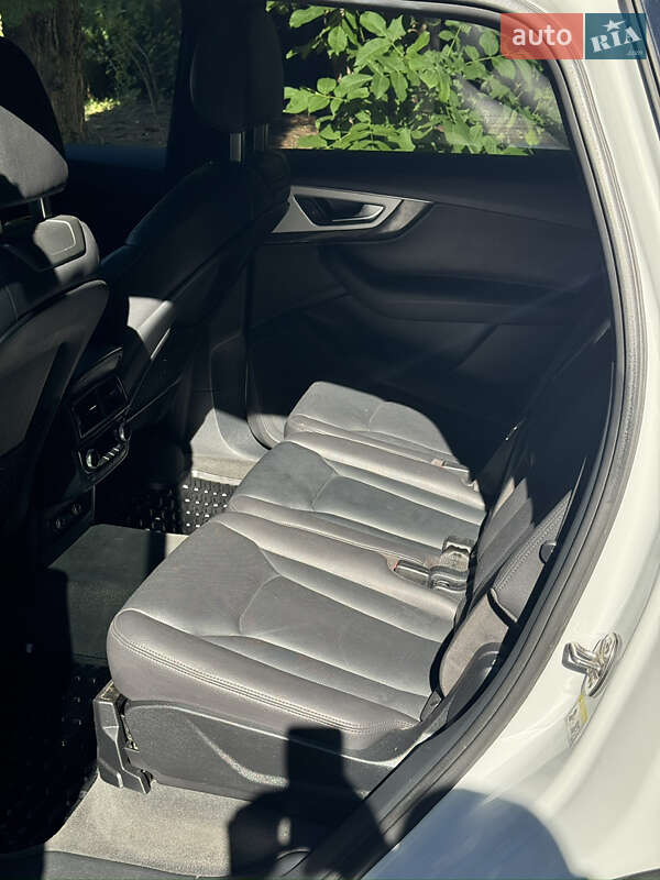 Позашляховик / Кросовер Audi Q7 2017 в Рівному