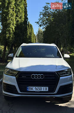 Внедорожник / Кроссовер Audi Q7 2017 в 