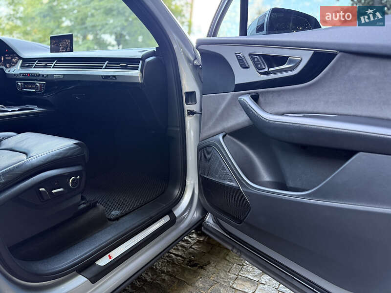 Позашляховик / Кросовер Audi Q7 2016 в Чернівцях