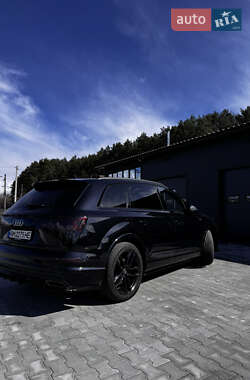 Позашляховик / Кросовер Audi Q7 2018 в 