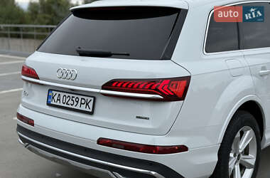 Позашляховик / Кросовер Audi Q7 2023 в 