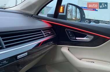 Позашляховик / Кросовер Audi Q7 2018 в 