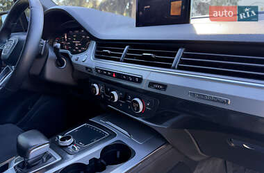 Внедорожник / Кроссовер Audi Q7 2015 в 