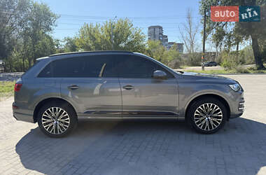 Позашляховик / Кросовер Audi Q7 2015 в 