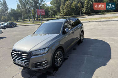 Позашляховик / Кросовер Audi Q7 2015 в 