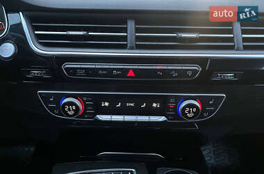 Позашляховик / Кросовер Audi Q7 2016 в 
