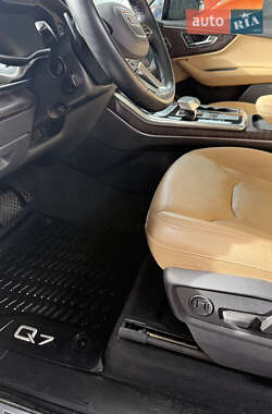 Позашляховик / Кросовер Audi Q7 2020 в 