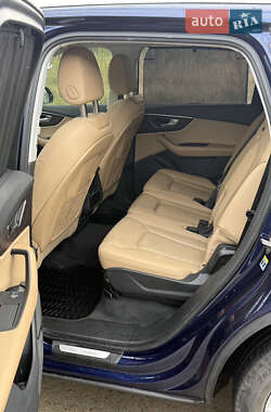 Позашляховик / Кросовер Audi Q7 2020 в 
