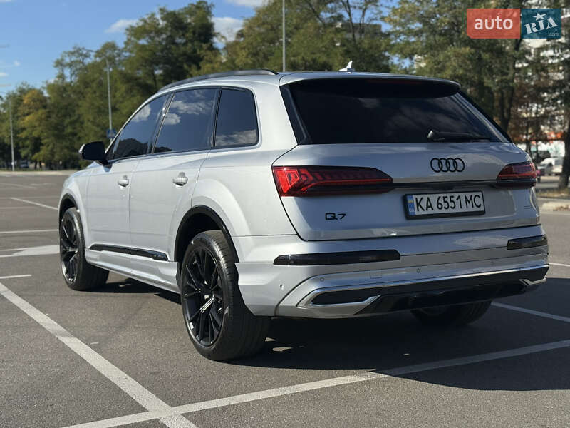 Внедорожник / Кроссовер Audi Q7 2021 в 