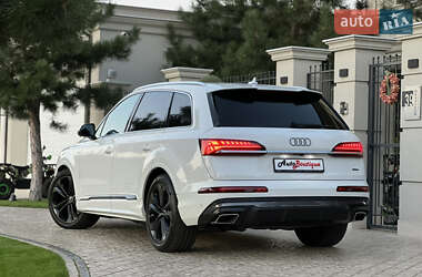 Позашляховик / Кросовер Audi Q7 2025 в 