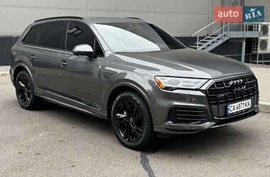 Позашляховик / Кросовер Audi Q7 2021 в 