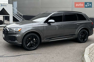 Позашляховик / Кросовер Audi Q7 2021 в 