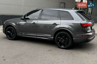 Позашляховик / Кросовер Audi Q7 2021 в 