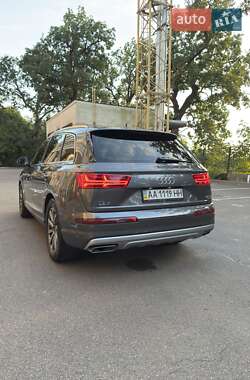 Позашляховик / Кросовер Audi Q7 2018 в 