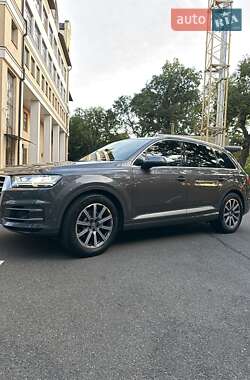 Позашляховик / Кросовер Audi Q7 2018 в 