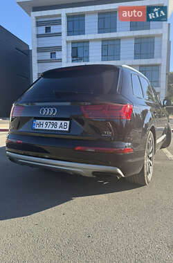 Позашляховик / Кросовер Audi Q7 2017 в 