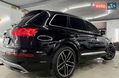 Позашляховик / Кросовер Audi Q7 2015 в 