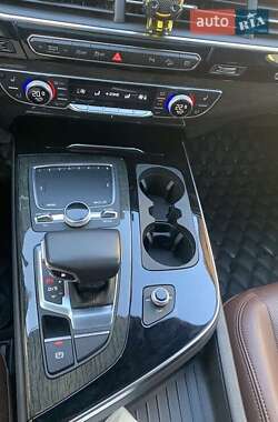 Позашляховик / Кросовер Audi Q7 2018 в 