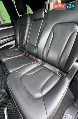 Позашляховик / Кросовер Audi Q7 2012 в 