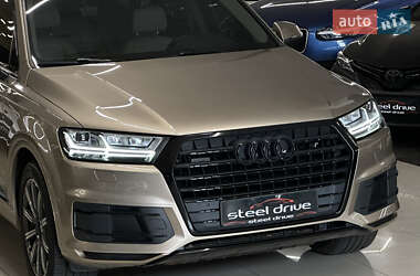 Позашляховик / Кросовер Audi Q7 2018 в 