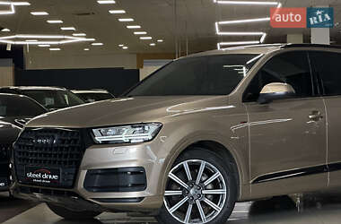 Позашляховик / Кросовер Audi Q7 2018 в 