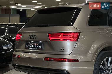 Позашляховик / Кросовер Audi Q7 2018 в 