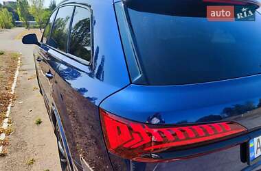 Позашляховик / Кросовер Audi Q7 2023 в 
