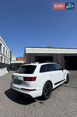Позашляховик / Кросовер Audi Q7 2017 в 