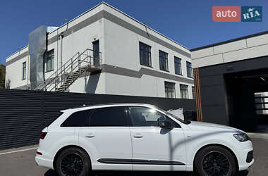 Позашляховик / Кросовер Audi Q7 2017 в 
