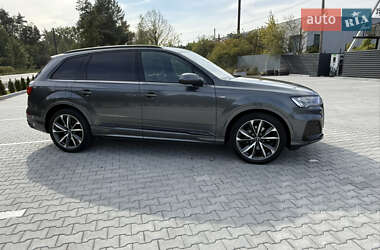 Позашляховик / Кросовер Audi Q7 2021 в 