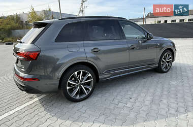Позашляховик / Кросовер Audi Q7 2021 в 