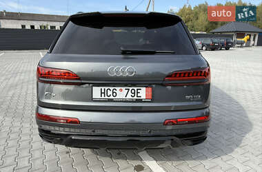 Позашляховик / Кросовер Audi Q7 2021 в 